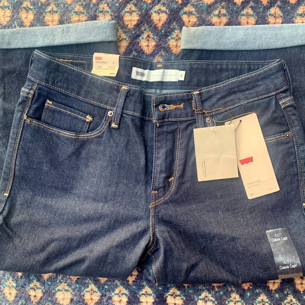 Levi’s Classic Capris Size 4